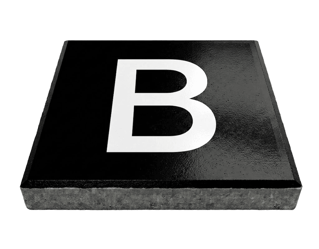 Stoeptegel met letter zwart/wit (TS-ST_LTZW) - 30x30cm met facetrand