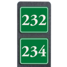 Huisnummerpaal met twee bordjes groen/wit reflecterend - klassiek lettertype