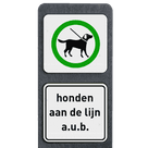 Verzwaarde bermpaal met bordjes honden aan de lijn