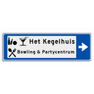 Verwijsbord KOKER Blauw/wit/zwart - pijl rechts, 2 regelig met 3 pictogrammen - Klasse 3 reflecterend