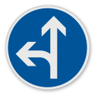 Vorschriftszeichen 214-10 - Vorgeschriebene Fahrtrichtung – geradeaus oder links