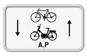 Panneau G2000 - M18 - Les cyclistes et les cyclomoteurs de classe A peuvent circuler dans les deux sens.