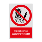 Verbodsbord met pictogram en tekst Ontsteken van vuurwerk verboden