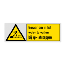 Veiligheidsbord met pictogram en tekst Gevaar om in het water te vallen bij op- afstappen