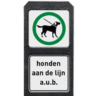 Verzwaarde bermpaal met twee bordjes honden aan de lijn