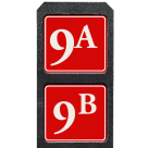 Huisnummerpaal met twee bordjes rood/wit reflecterend - klassiek lettertype