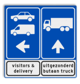 Routebord voor tankstation met vracht- en autoverkeer en ondertekst