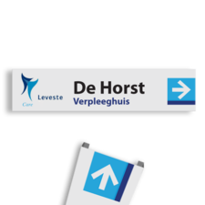 Verwijsbord 1500x350mm met eigen ontwerp en pijl naar rechts