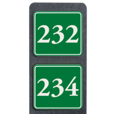 Huisnummerpaal met twee bordjes groen/wit reflecterend - klassiek lettertype