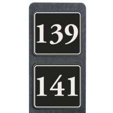 Huisnummerpaal met twee bordjes zwart/wit reflecterend - klassiek lettertype