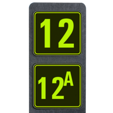 Huisnummerpaal met twee bordjes zwart/geel fluorescerend - modern lettertype