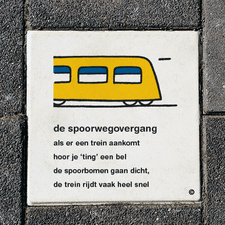 Stoeptegel Dick Bruna - spoorwegovergang - LV.stoep.e1