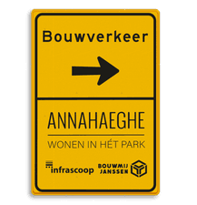 Geel routebord Bouwverkeer met pijl en zwarte tekst en logo's