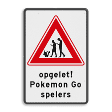 Verkeersbord Let op overstekende Pokemon Go spelers met tekst