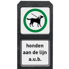 Verzwaarde bermpaal met twee bordjes honden aan de lijn