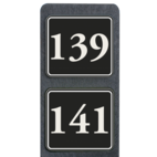 Huisnummerpaal met twee bordjes zwart/wit reflecterend - klassiek lettertype