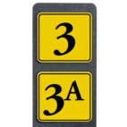 Huisnummerpaal met twee bordjes geel/zwart reflecterend - klassiek lettertype