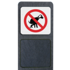 Verzwaarde bermpaal met bord 'verboden honden uit te laten'