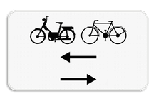 Verkeersbord SB250 M10 - Fietsers en bromfietser in twee richtingen op de dwarslopende weg die je gaat oprijden