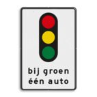 Verkeersbord RVV VR08 bij groen één auto