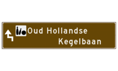 Verwijsbord toeristisch (bruin) - met 1 pictogram, 2 regels tekst en pijl