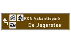 Verwijsbord toeristisch (bruin) - met 3 pictogrammen, 2 regels tekst en pijl