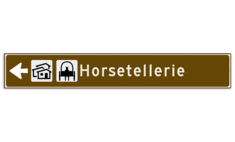 Verwijsbord toeristisch (bruin) - met 2 pictogrammen, 1 regel tekst en pijl