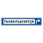 Verwijsbord KOKER Blauw/wit/zwart - met pijl, zonder pictogram - Klasse 3 reflecterend