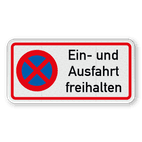 Hinweisschild mit Absolutes Haltverbot - Ein- und Ausfahrt freihalten