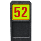 Huisnummerpaal met bord geel/rood fluorescerend - modern lettertype