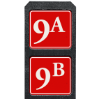 Huisnummerpaal met twee bordjes rood/wit reflecterend - klassiek lettertype