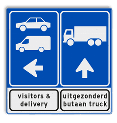 Routebord voor tankstation met vracht- en autoverkeer en ondertekst