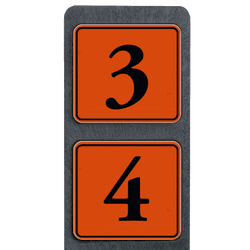 Poteau de num&eacute;ro de maison &agrave; deux plaques orange avec chiffres noirs r&eacute;fl&eacute;chissantes