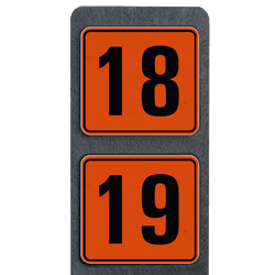 Poteau de num&eacute;ro de maison &agrave; deux plaques orange et noires r&eacute;fl&eacute;chissantes