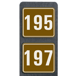 Poteau de num&eacute;ro de maison &agrave; deux plaques brun dor&eacute; et blanches r&eacute;fl&eacute;chissantes