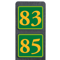 Poteau de num&eacute;ro de maison &agrave; deux plaques vertes et jaunes r&eacute;fl&eacute;chissantes