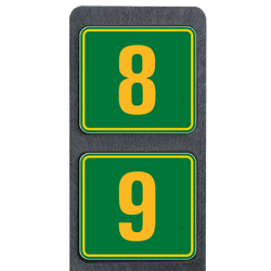 Poteau de num&eacute;ro de maison &agrave; deux plaques vertes avec chiffres jaunes r&eacute;fl&eacute;chissantes