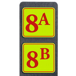 Poteau de num&eacute;ro de maison &agrave; deux plaques jaune fluo avec chiffres rouges r&eacute;fl&eacute;chissantes