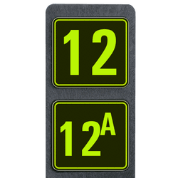 Poteau de num&eacute;ro de maison &agrave; deux plaques fluo vert et noir r&eacute;fl&eacute;chissantes