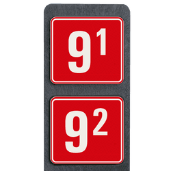 Poteau de num&eacute;ro de maison &agrave; deux plaques rouges et blanches r&eacute;fl&eacute;chissantes