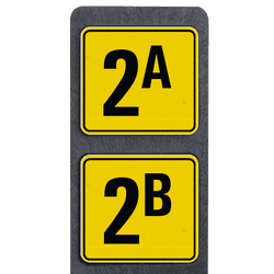 Poteau de num&eacute;ro de maison &agrave; deux plaques jaunes et noires r&eacute;fl&eacute;chissantes
