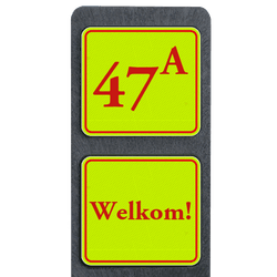 Huisnummerpaal met BORD Fluor Klassiek met tekst - klasse 3