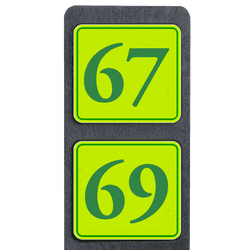 Poteau de num&eacute;ro de maison &agrave; deux plaques jaune-vert fluo r&eacute;fl&eacute;chissantes