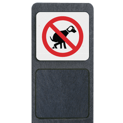 Verzwaarde bermpaal met bord 'verboden honden uit te laten'