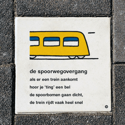 Stoeptegel Dick Bruna - spoorwegovergang - LV.stoep.e1