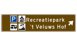 Verwijsbord toeristisch (bruin) - met 4 pictogrammen, 2 regels tekst en pijl