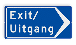 Verkeersbord uitgang / exit met pijl - reflecterend