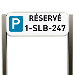Panneau de parking avec plaque d&rsquo;immatriculation sur poteaux