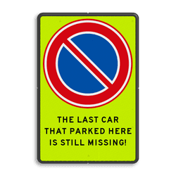 Verkeersbord met Parkeerverbod en tekst CAR STILL MISSING