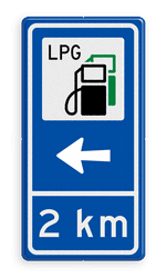 Verkeersbord aanduiding tankstation met LPG, pijl en afstand